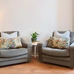 B The Guest Downtown Отель Порту